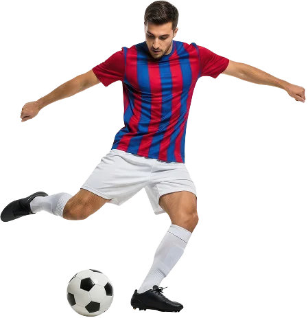 Un footballeur vêtu d'un maillot rayé rouge et bleu, d'un short blanc et de chaussettes tire dans un ballon noir et blanc, dans un mouvement plein d'énergie et de concentration, sur un fond blanc